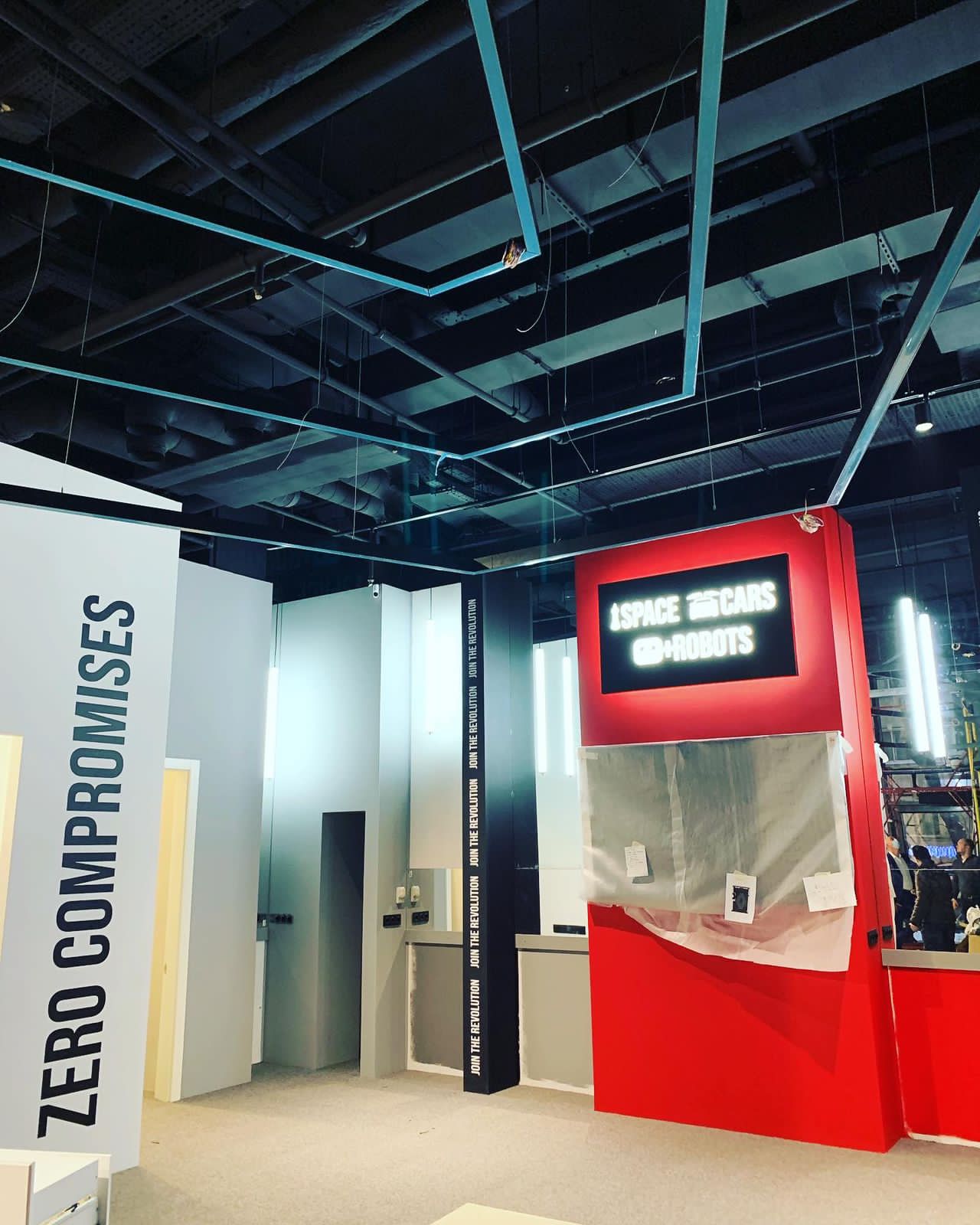 Автосалон Tesla в Москве